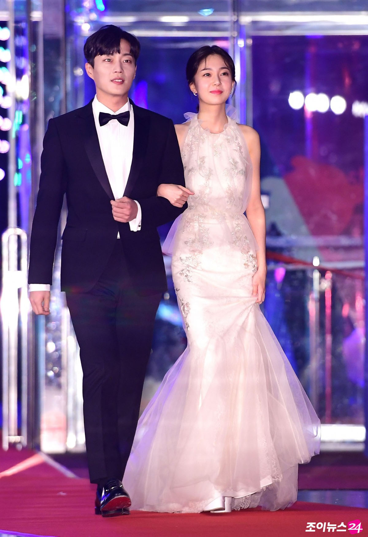 Thảm đỏ Baeksang 2018: 'Chị đẹp' Son Ye Jin, Jung Hae In cùng loạt sao hạng A sang chảnh trên thảm đỏ