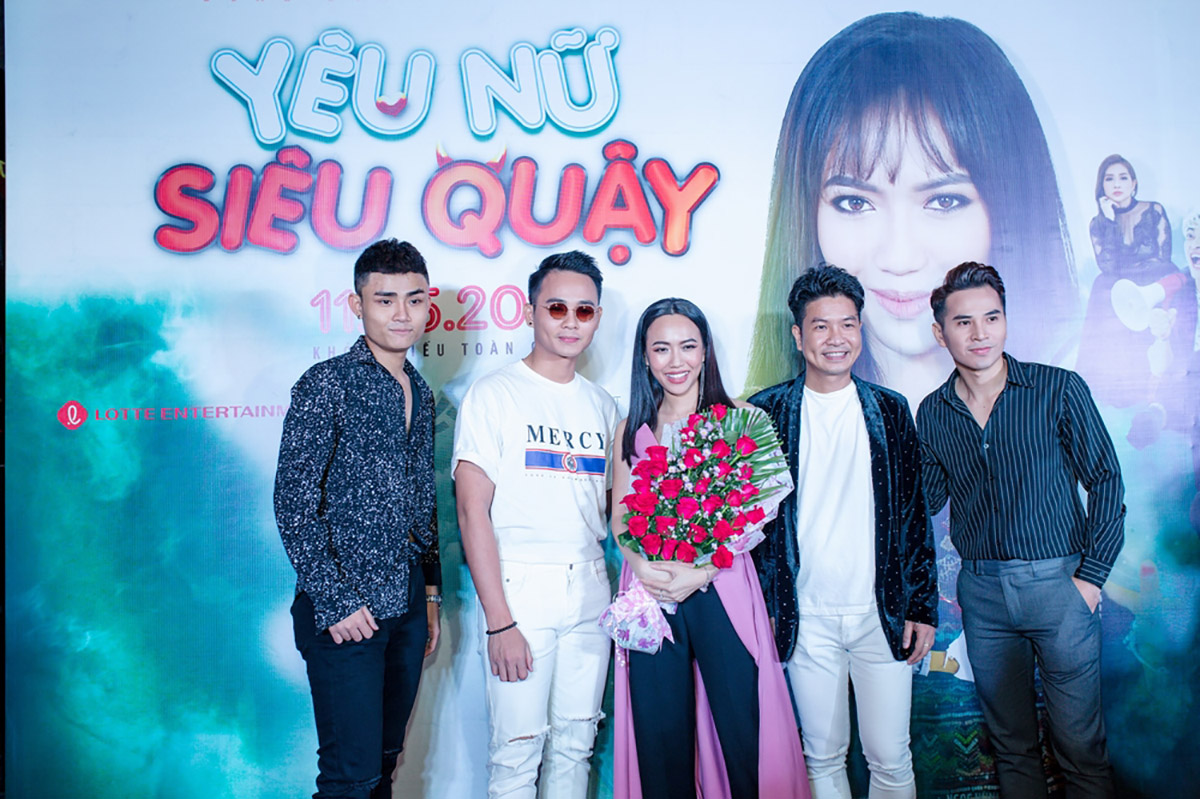 Diễn viên Nam Thư cùng Anh Tú, BB Trần đi xem phim mới của Diệu Nhi