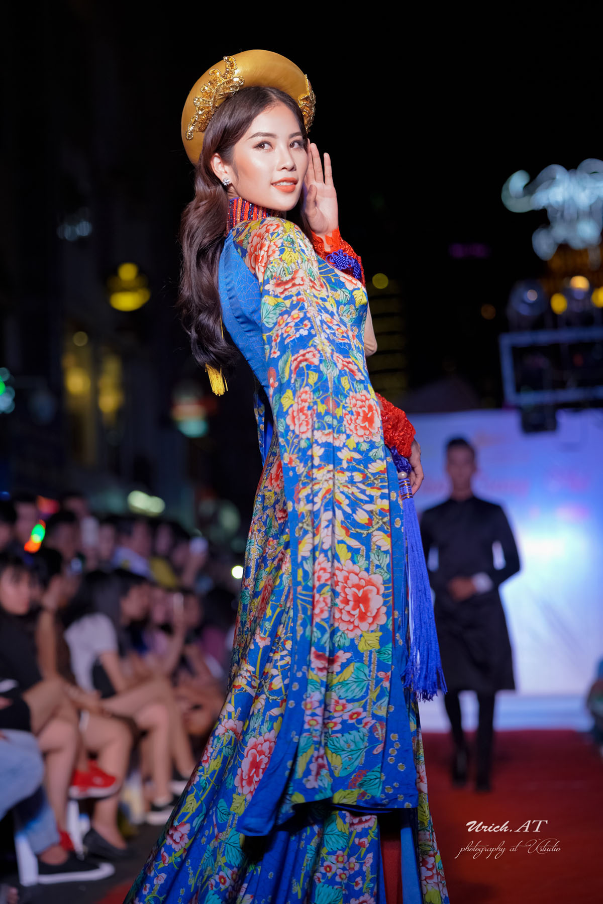 Nam Anh làm vedette BST Áo dài của NTK Việt Hùng sải bước trên đường phố Bùi Viện