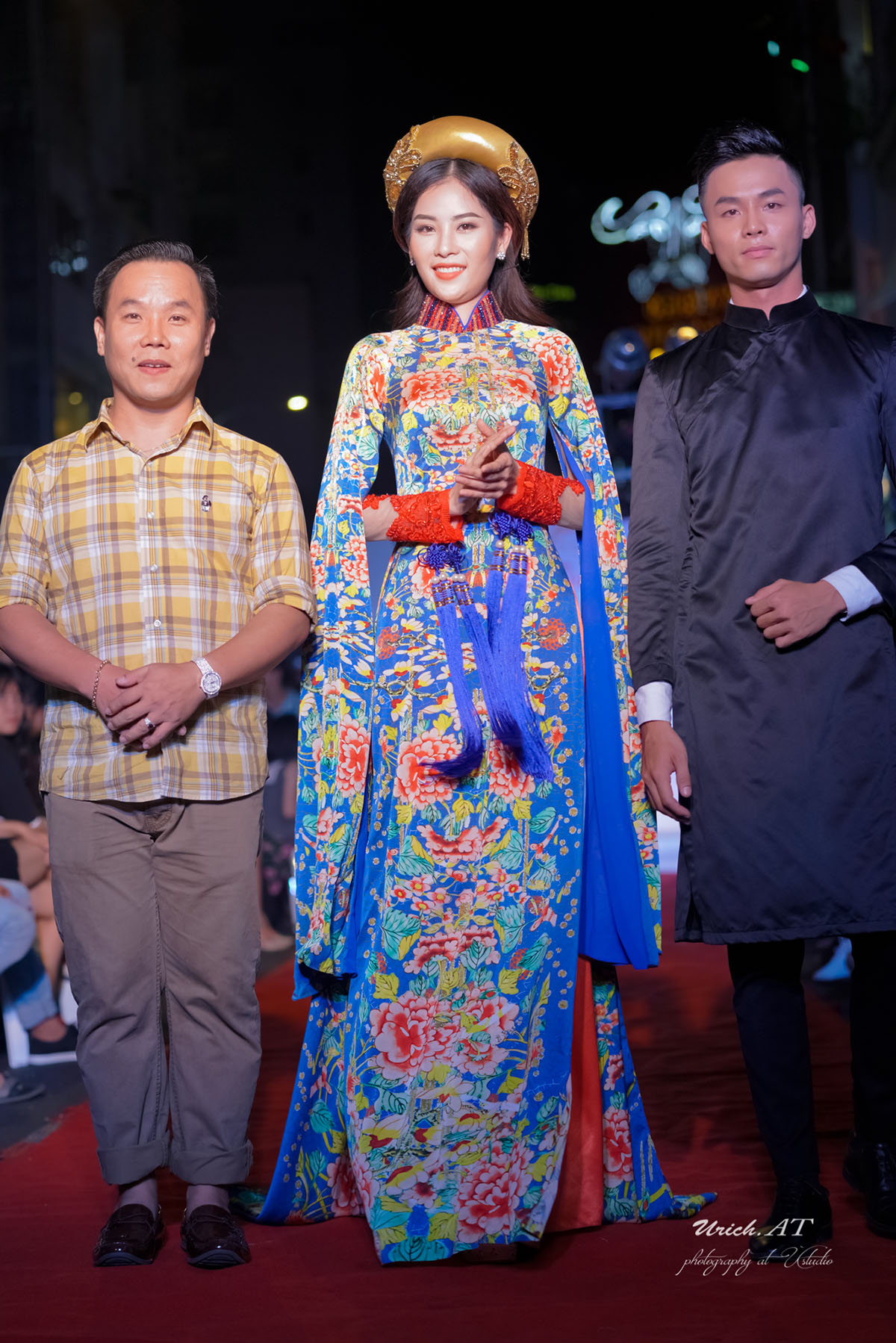 Nam Anh làm vedette BST Áo dài của NTK Việt Hùng sải bước trên đường phố Bùi Viện