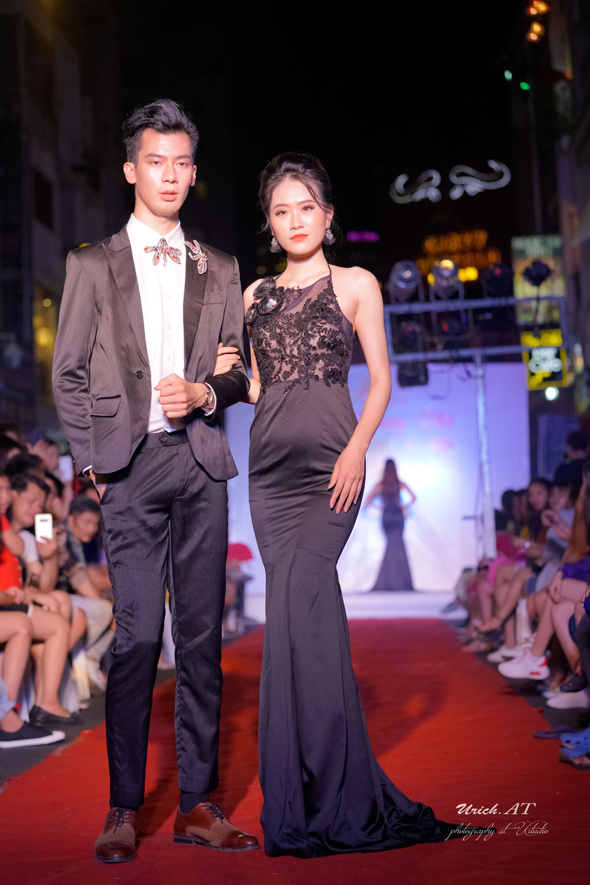 Nam Anh làm vedette BST Áo dài của NTK Việt Hùng sải bước trên đường phố Bùi Viện