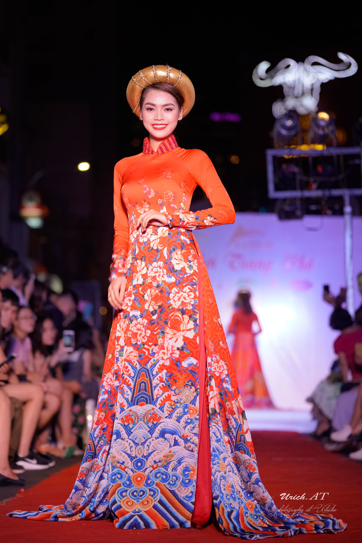 Nam Anh làm vedette BST Áo dài của NTK Việt Hùng sải bước trên đường phố Bùi Viện