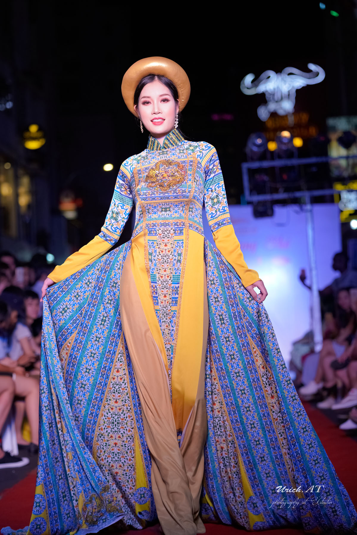 Nam Anh làm vedette BST Áo dài của NTK Việt Hùng sải bước trên đường phố Bùi Viện