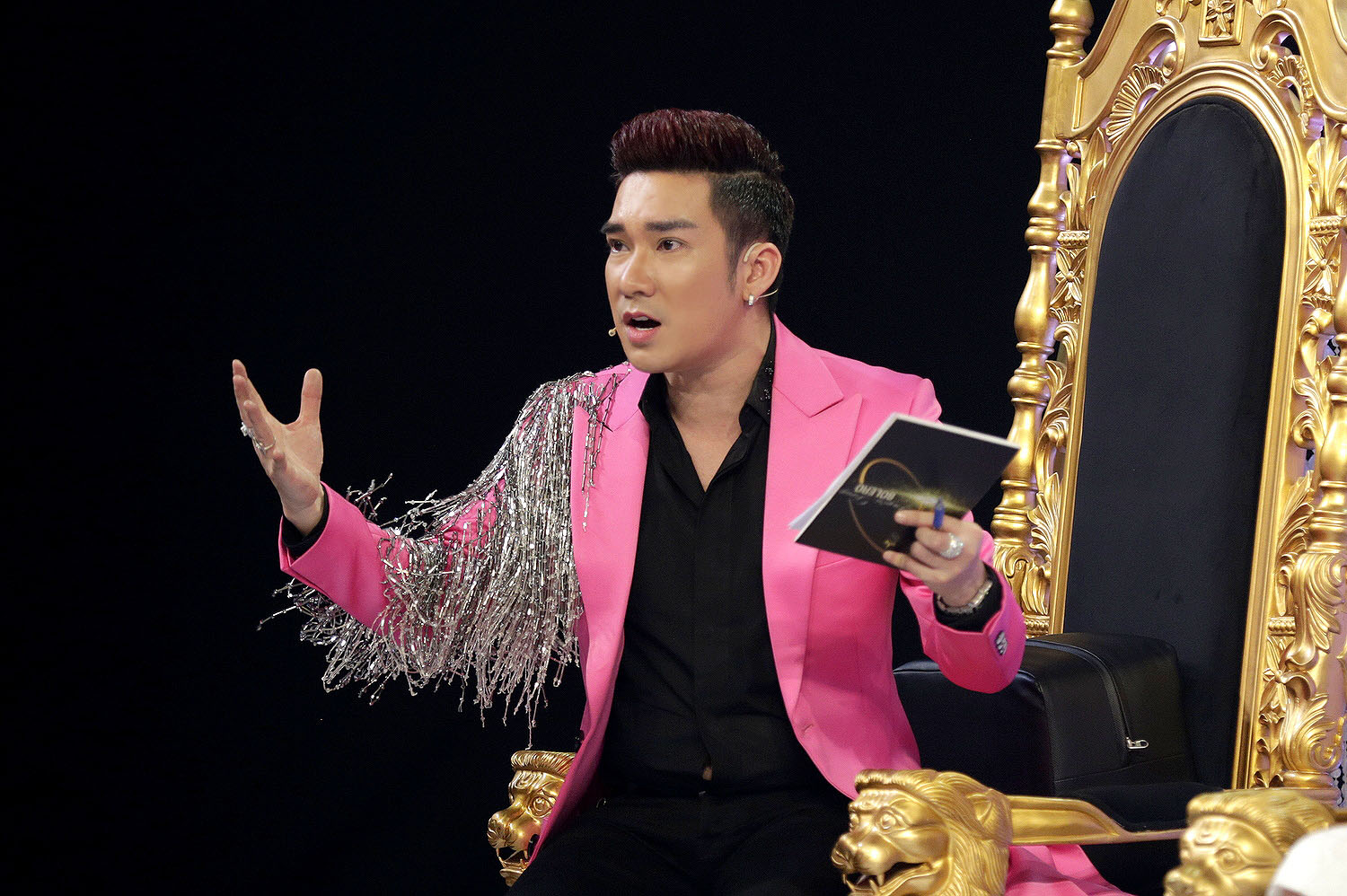 'Hỏa nữ Bolero' Bích Ly: Xúc động kể lại ký ức kinh hoàng khi 'gà tranh nhau tiếng gáy' ngày mới vào nghề