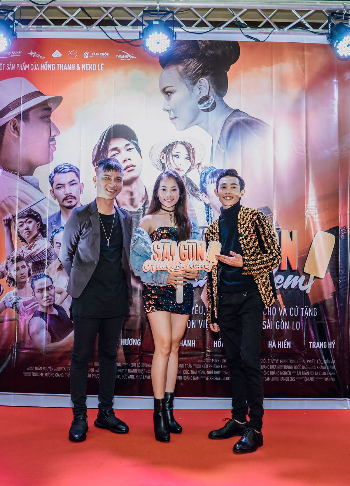 Sara Lưu cá tính, khoe vai trần gợi cảm đến mừng Hồng Thanh ra mắt phim đầu tay