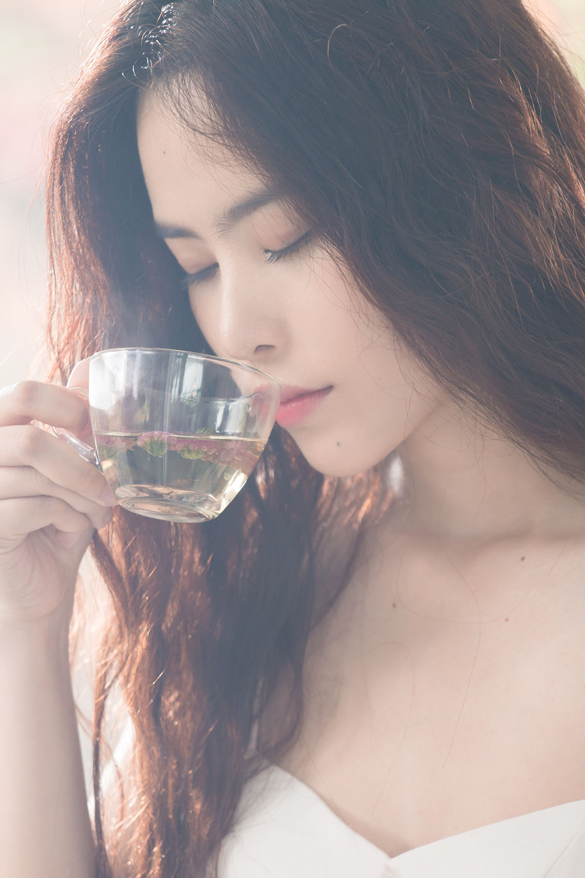 Nam Em tiếp tục tung MV 'Xa anh là tốt nhất' phiên bản Việt