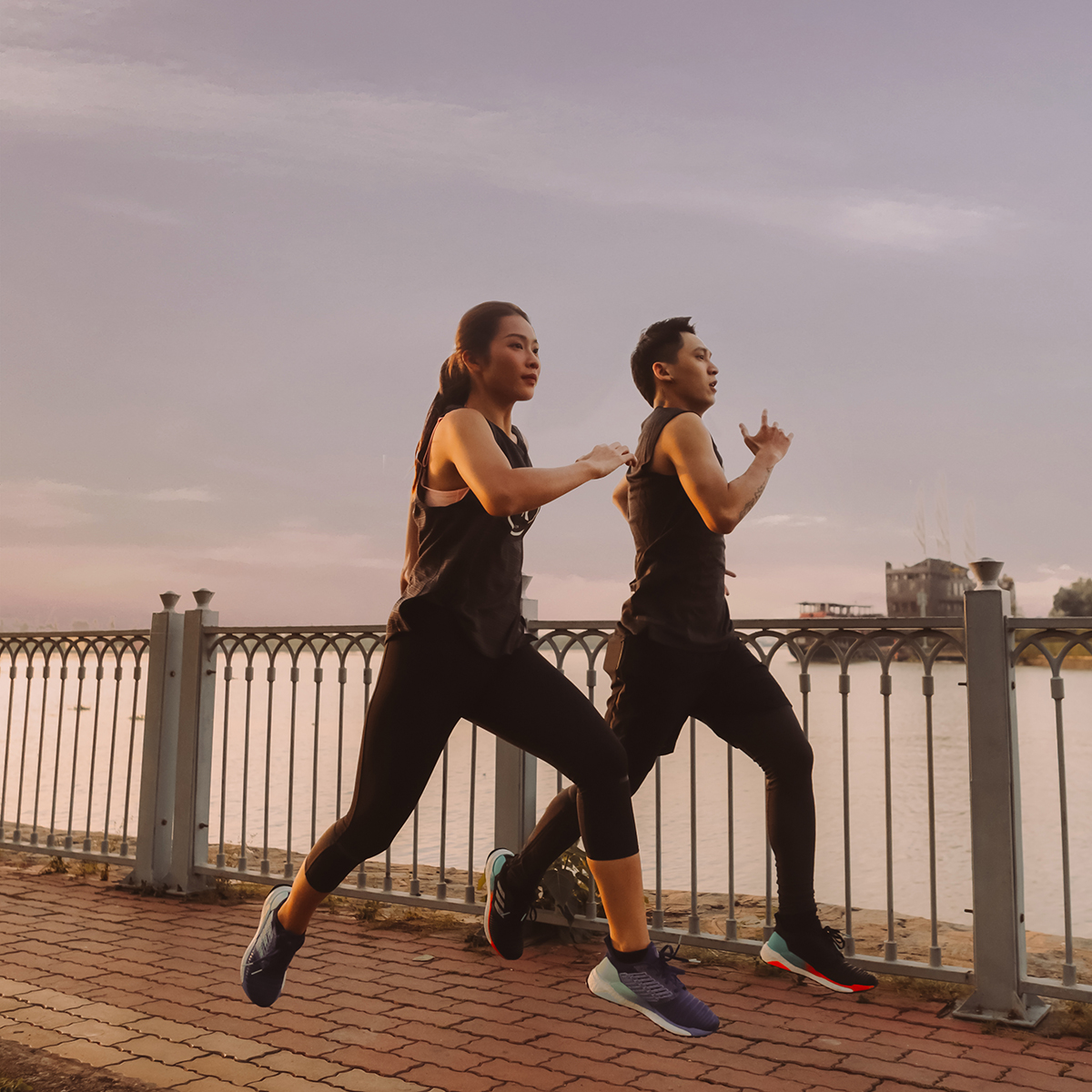 Adidas Solarboost chào đón bình minh cùng Tronie và Khả Ngân