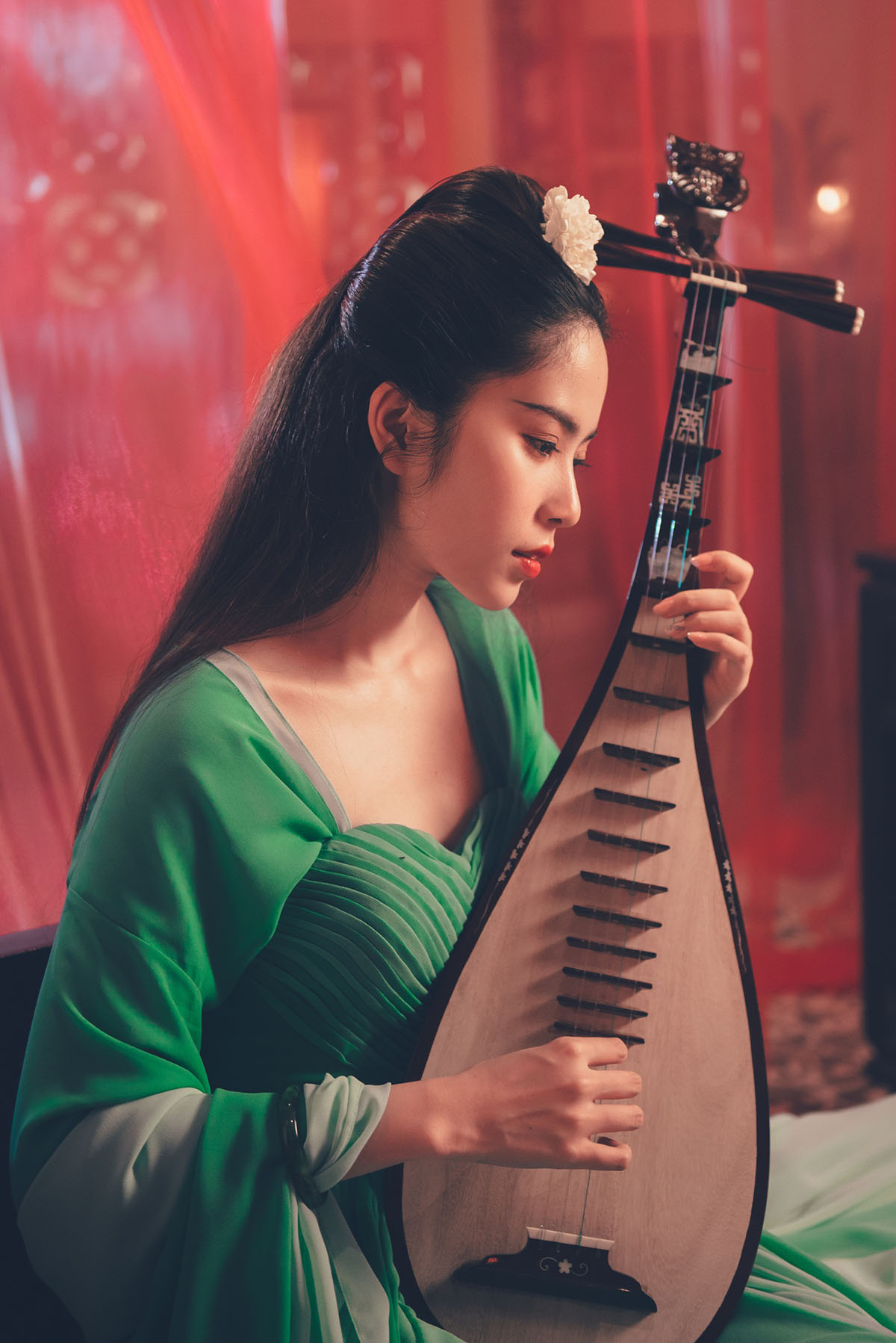 Nam Em khoe nhan sắc tuyệt trần trong MV cổ trang sắp trình làng