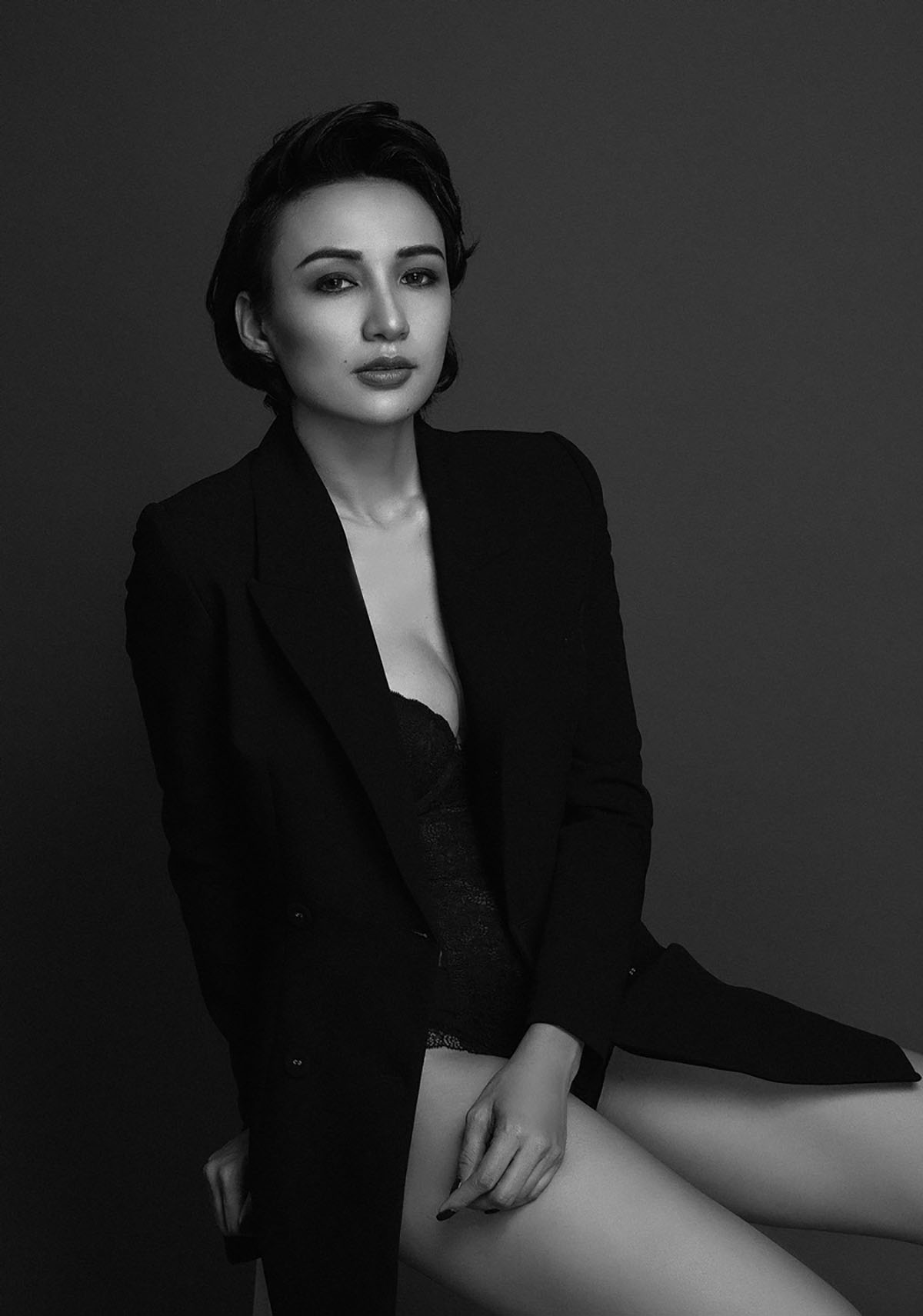 Ngọc Diễm sexy, gợi cảm trong bộ ảnh trắng đen với tóc ngắn
