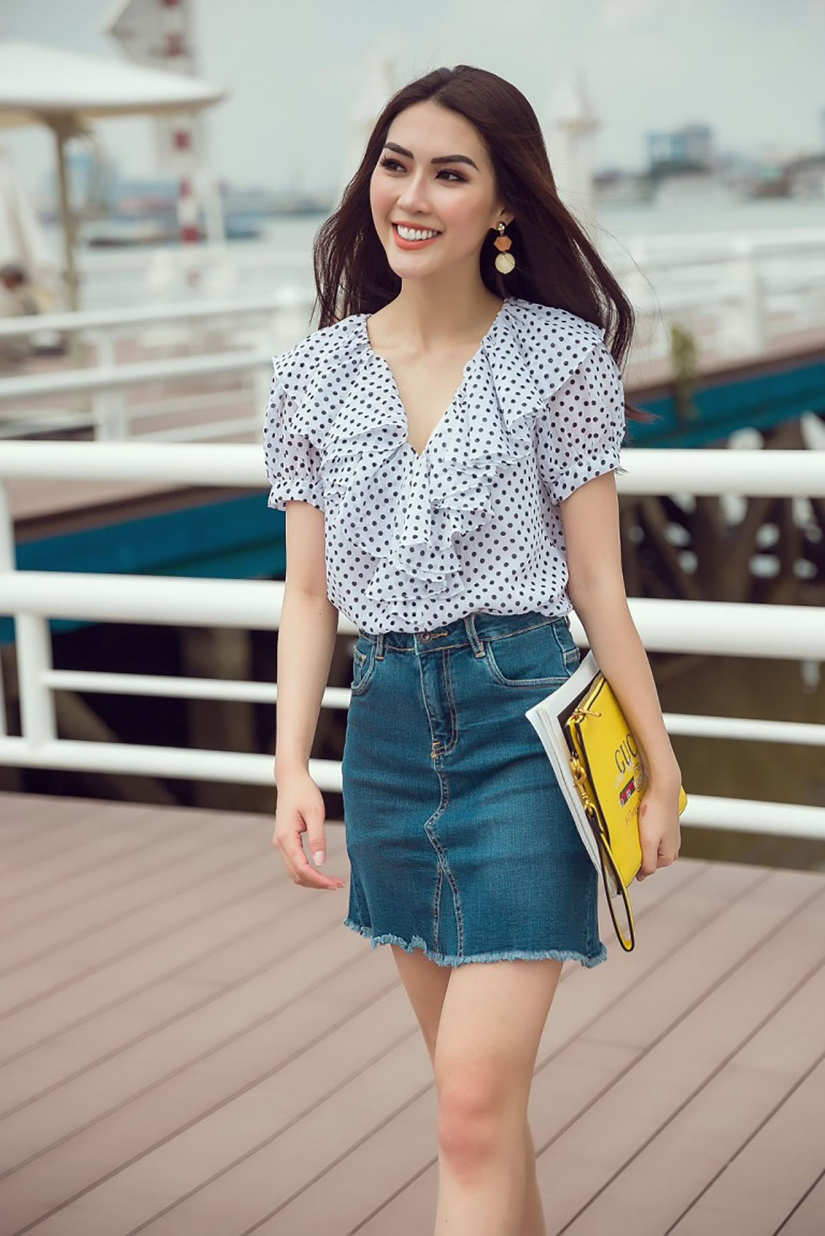 Sải bước trên phố với hoạ tiết chấm bi, Tường Linh sành điệu hết sức