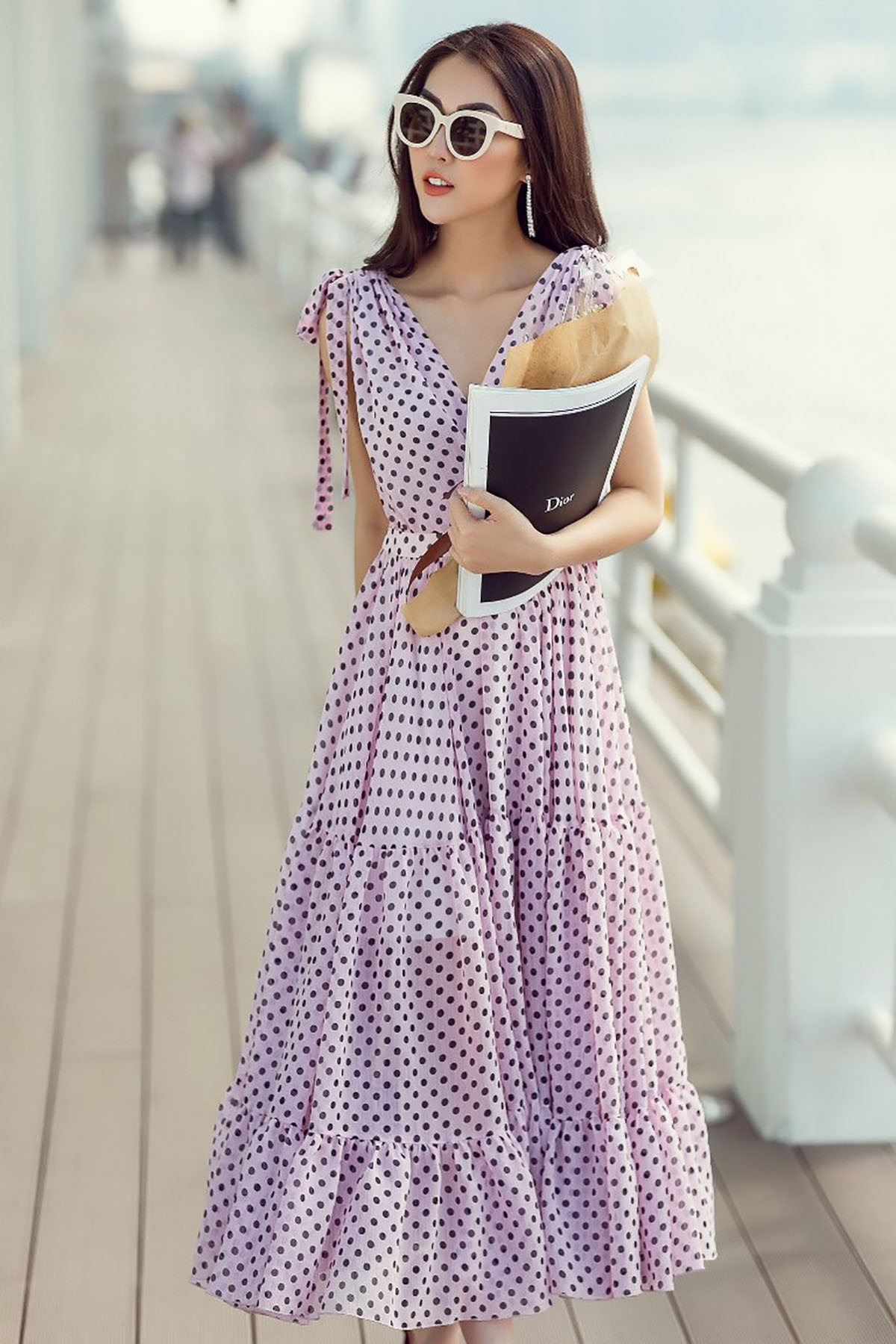 Sải bước trên phố với hoạ tiết chấm bi, Tường Linh sành điệu hết sức