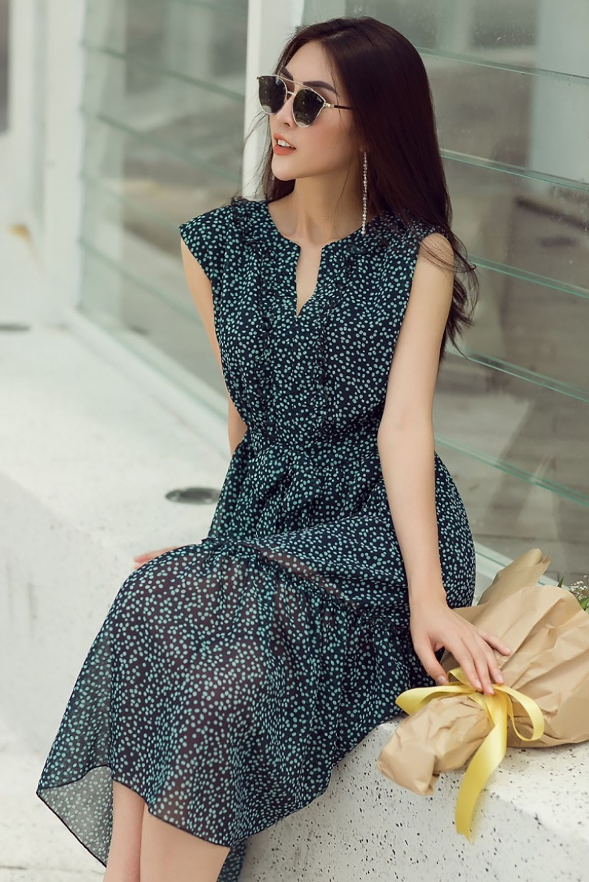 Sải bước trên phố với hoạ tiết chấm bi, Tường Linh sành điệu hết sức