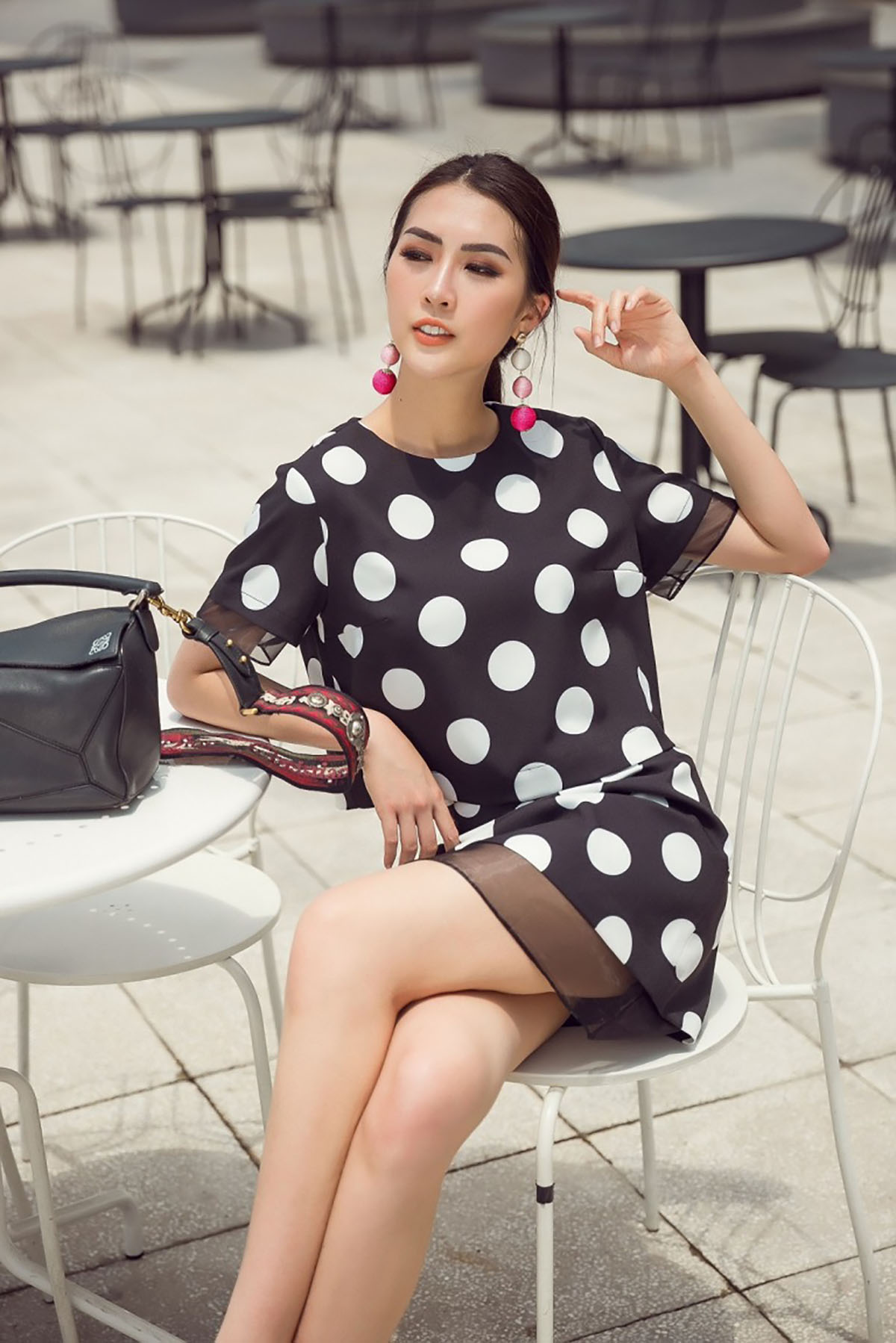 Sải bước trên phố với hoạ tiết chấm bi, Tường Linh sành điệu hết sức