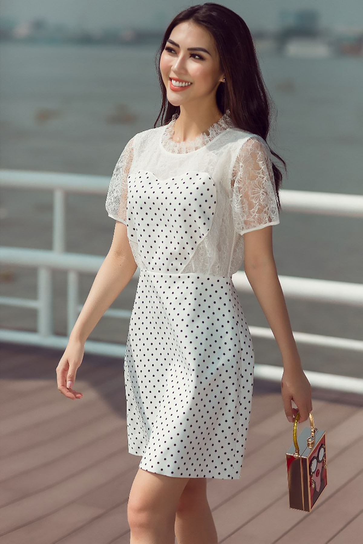Sải bước trên phố với hoạ tiết chấm bi, Tường Linh sành điệu hết sức