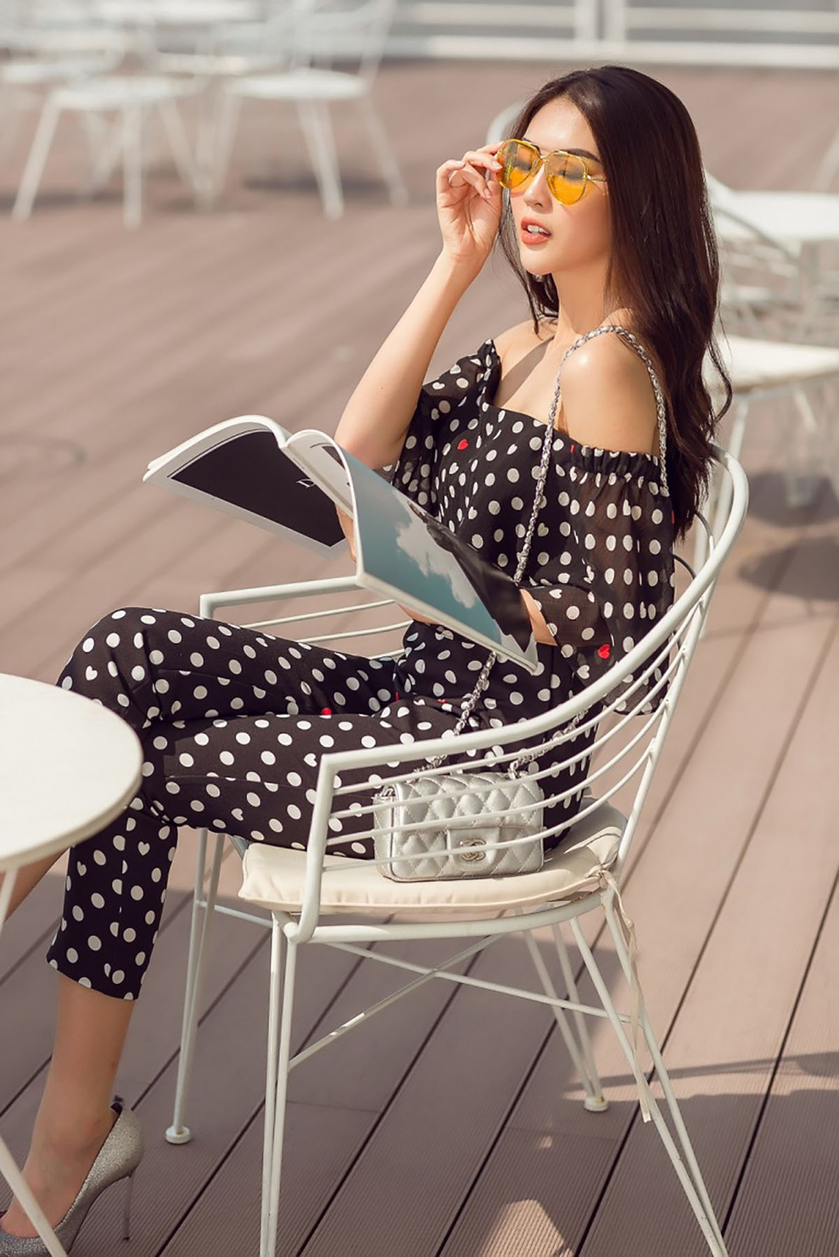 Sải bước trên phố với hoạ tiết chấm bi, Tường Linh sành điệu hết sức
