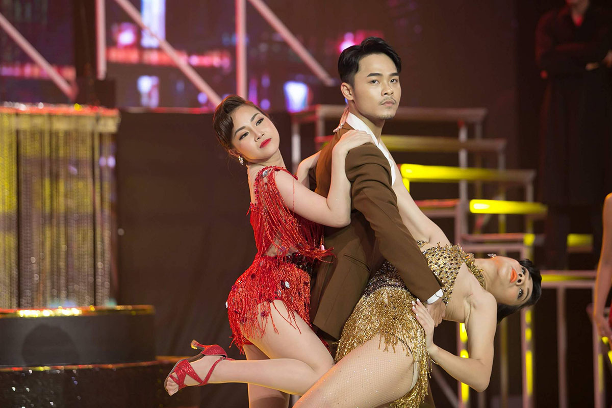 Á quân 1 'Duyên dáng Bolero' 2018 Bích Ly hoá ‘hoả nữ’, đốt mình trên sóng truyền hình trực tiếp