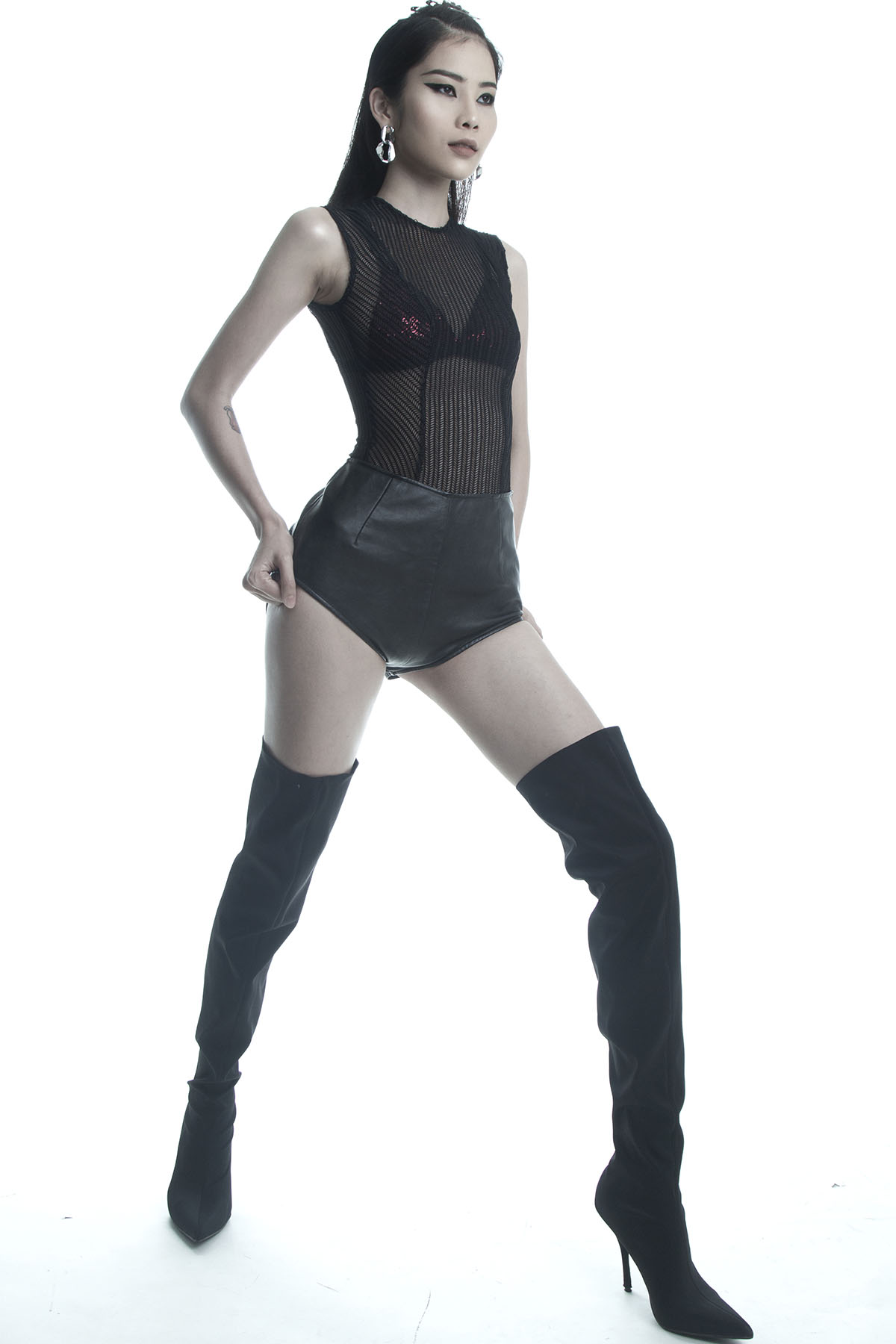 Nam Anh gây bỏng mắt khi diện jumpsuit màu tím phối ren xuyên thấu