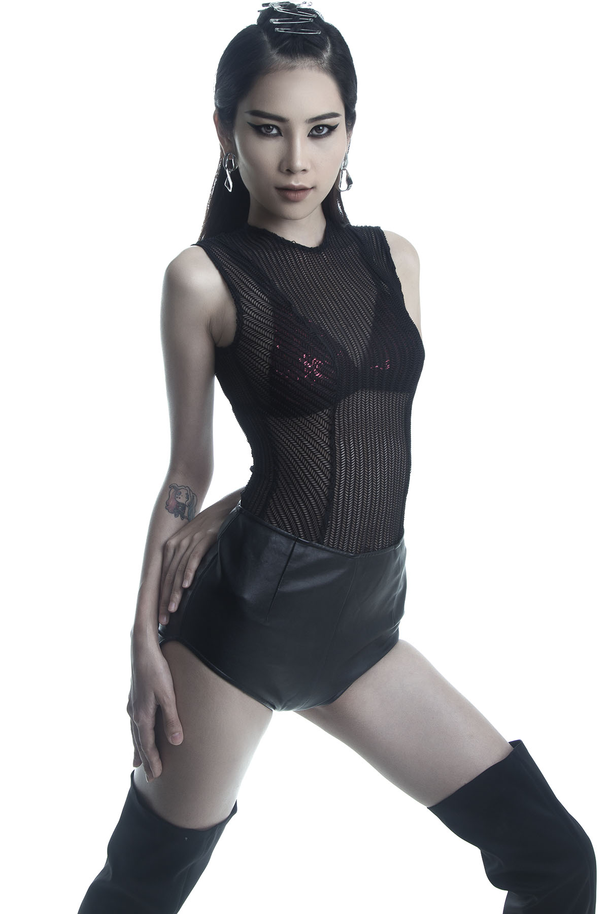 Nam Anh gây bỏng mắt khi diện jumpsuit màu tím phối ren xuyên thấu