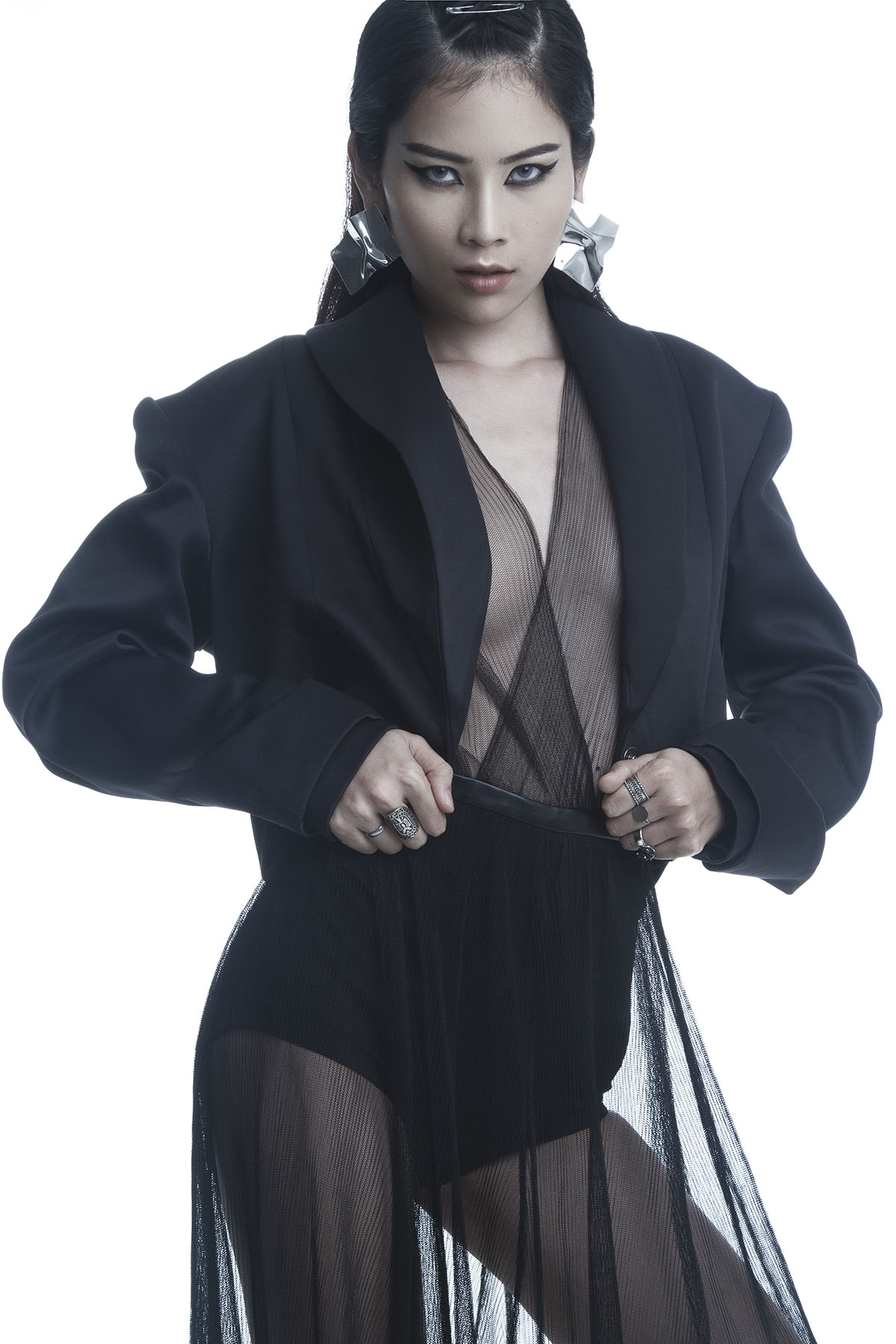 Nam Anh gây bỏng mắt khi diện jumpsuit màu tím phối ren xuyên thấu