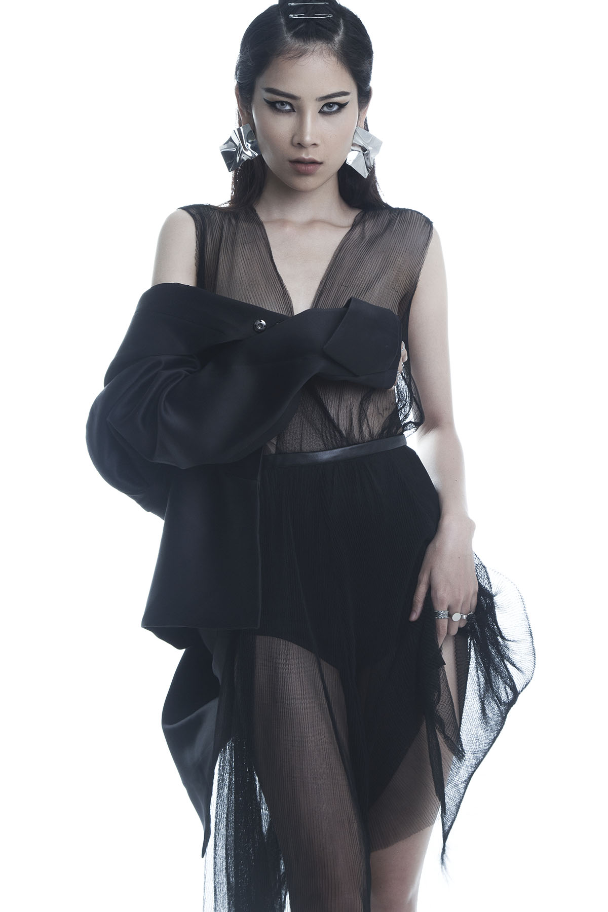 Nam Anh gây bỏng mắt khi diện jumpsuit màu tím phối ren xuyên thấu