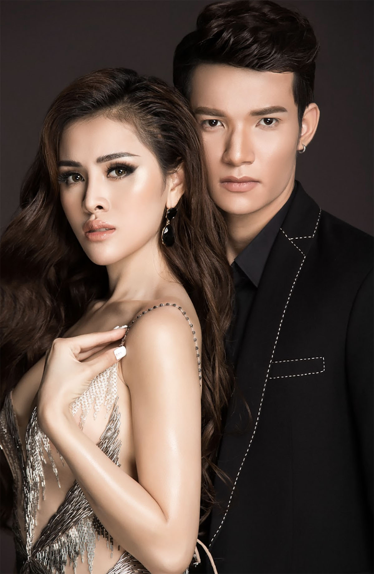 Thư Dung diện váy cắt xẻ táo bạo, gợi cảm hết mức bên Sỹ Hưng