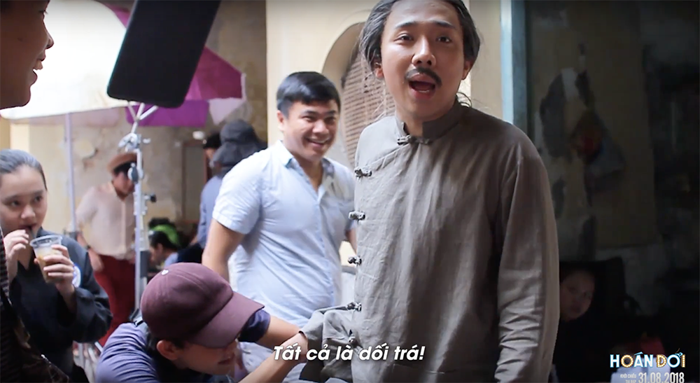 Trấn Thành bày trò đem bông vạn thọ đi ngỏ lời cầu hôn Việt Hương ngay trên phim trường 