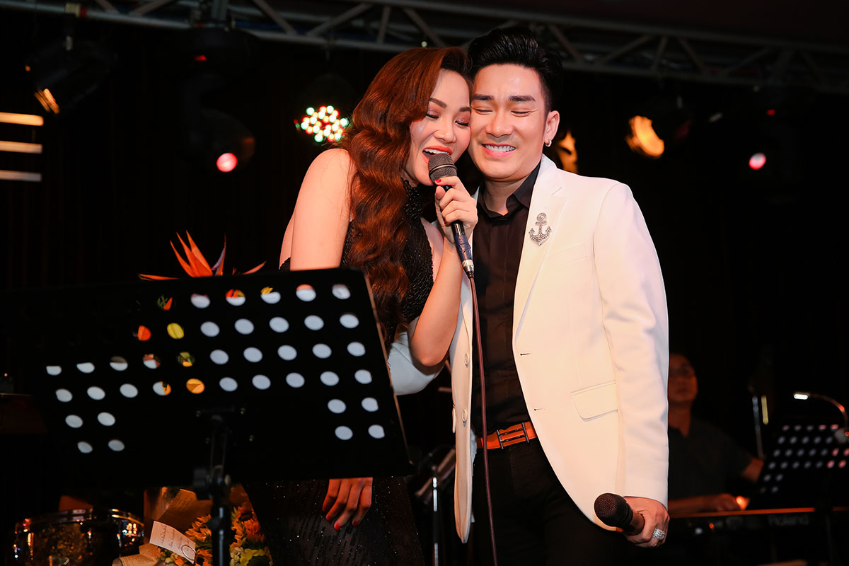 Hàng trăm khán giả từ Bình Dương, Đồng Nai, Vũng Tàu đến chúc mừng Bích Ly trong mini liveshow