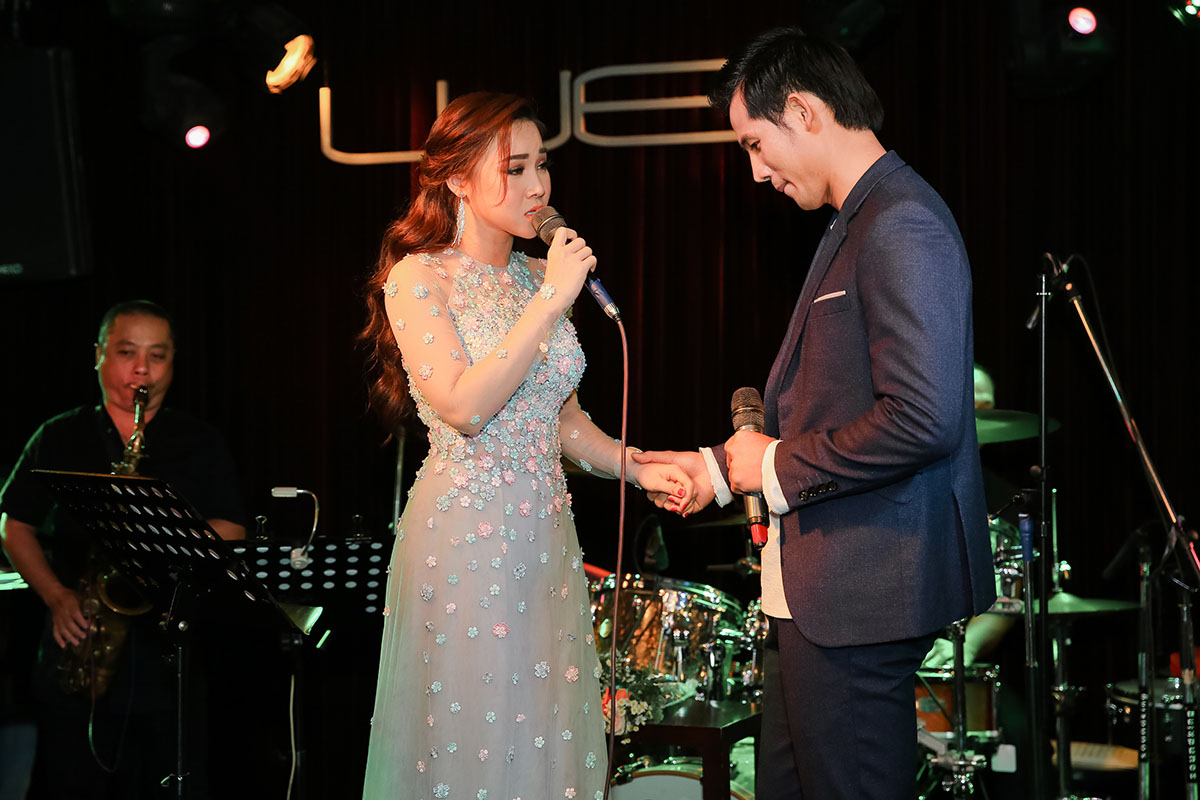 Hàng trăm khán giả từ Bình Dương, Đồng Nai, Vũng Tàu đến chúc mừng Bích Ly trong mini liveshow
