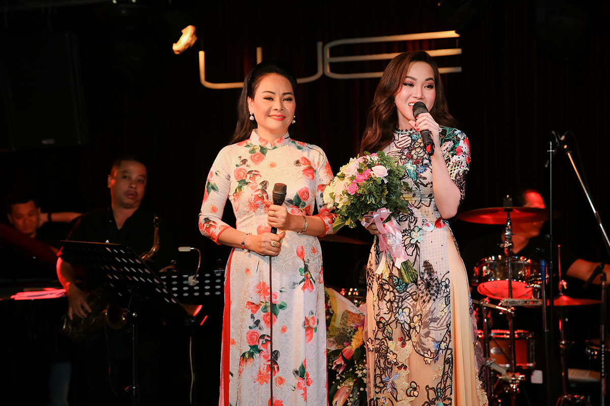 Hàng trăm khán giả từ Bình Dương, Đồng Nai, Vũng Tàu đến chúc mừng Bích Ly trong mini liveshow