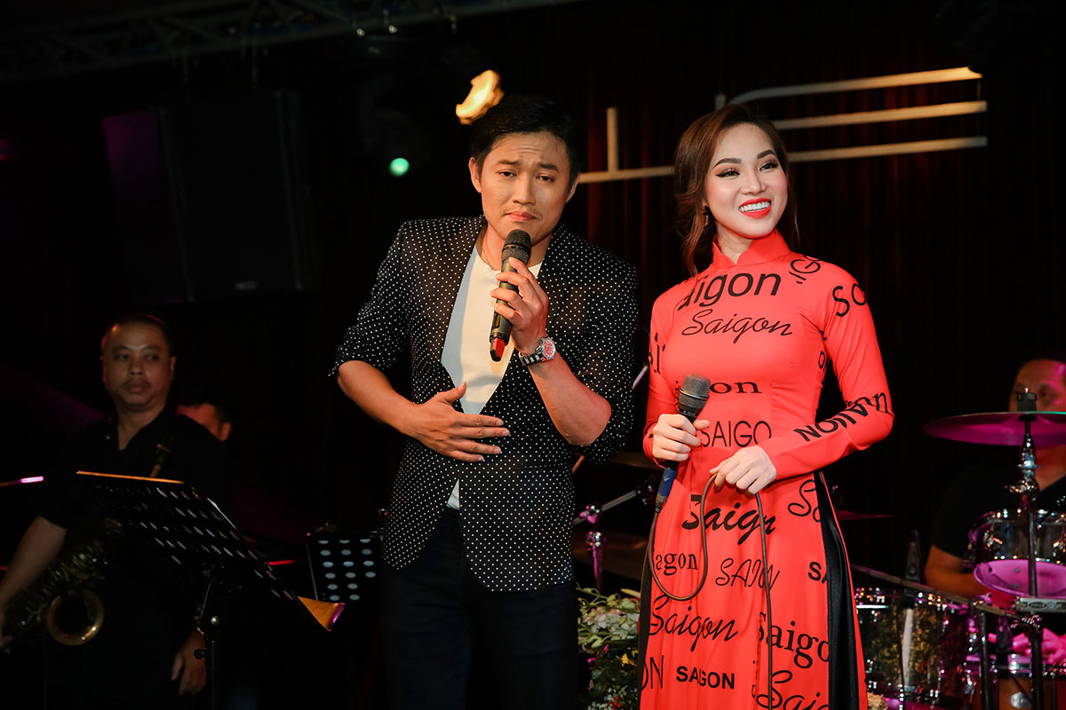 Hàng trăm khán giả từ Bình Dương, Đồng Nai, Vũng Tàu đến chúc mừng Bích Ly trong mini liveshow