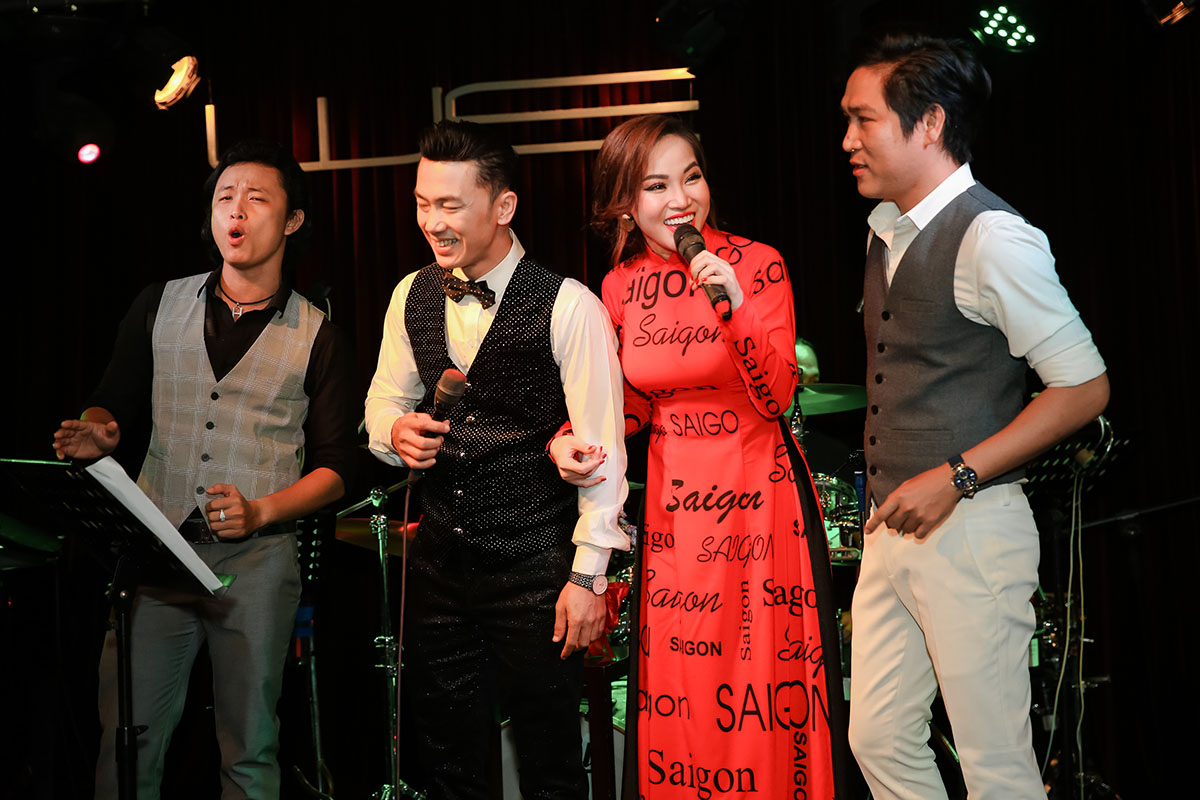 Hàng trăm khán giả từ Bình Dương, Đồng Nai, Vũng Tàu đến chúc mừng Bích Ly trong mini liveshow