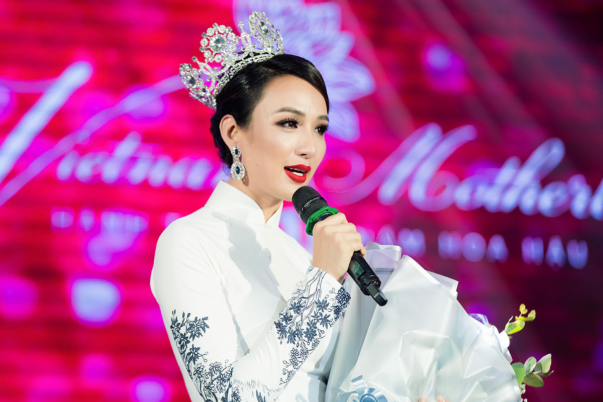 Khoảnh khắc khó quên khi Ngọc Diễm khóc nghẹn ngào trong đêm 'Vietnam Motherland' của Ngọc Diễm