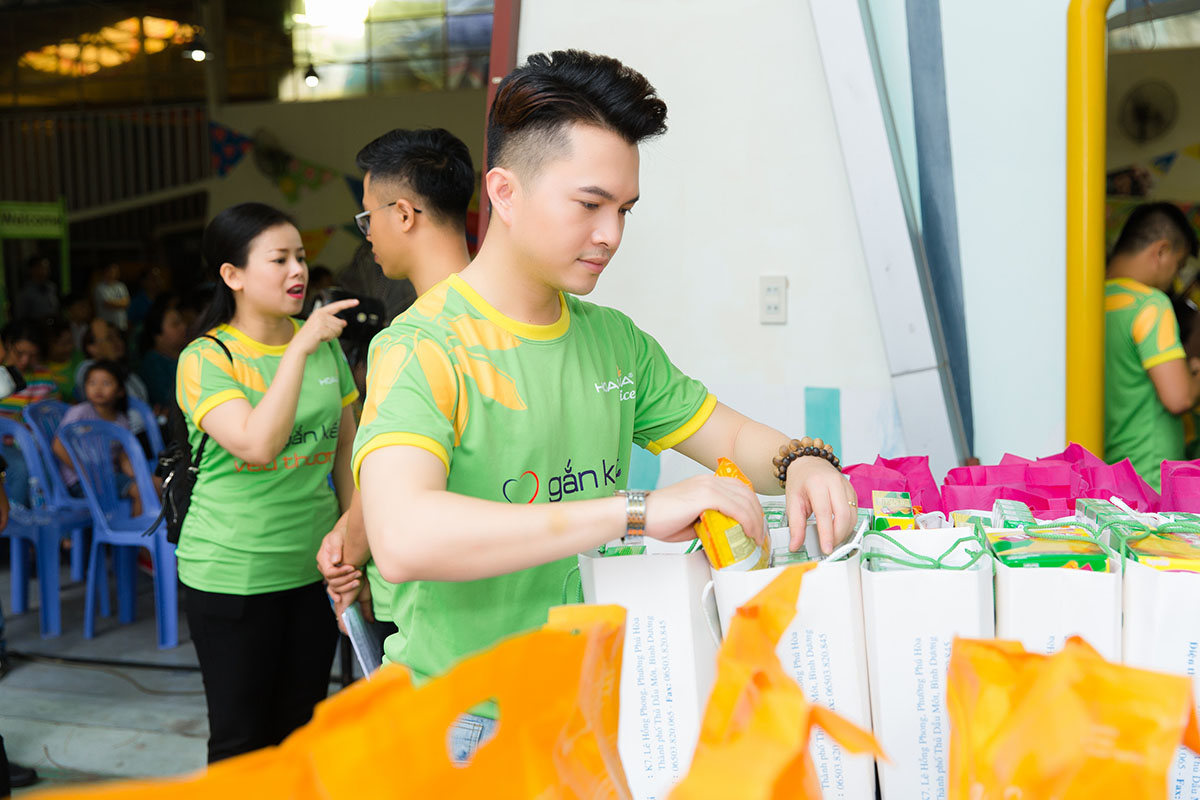 Nam Cường, Trịnh Kim Chi, Kim Tuyến, Hà Thuý Anh, Chí Thiện ‘lăn xả’ chơi đùa cùng các em nhỏ mồ côi