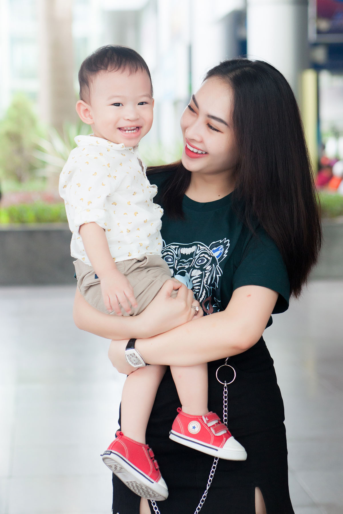Con trai hơn 1 tuổi quấn Nam Cường như hình với bóng ở sân bay Đà Nẵng