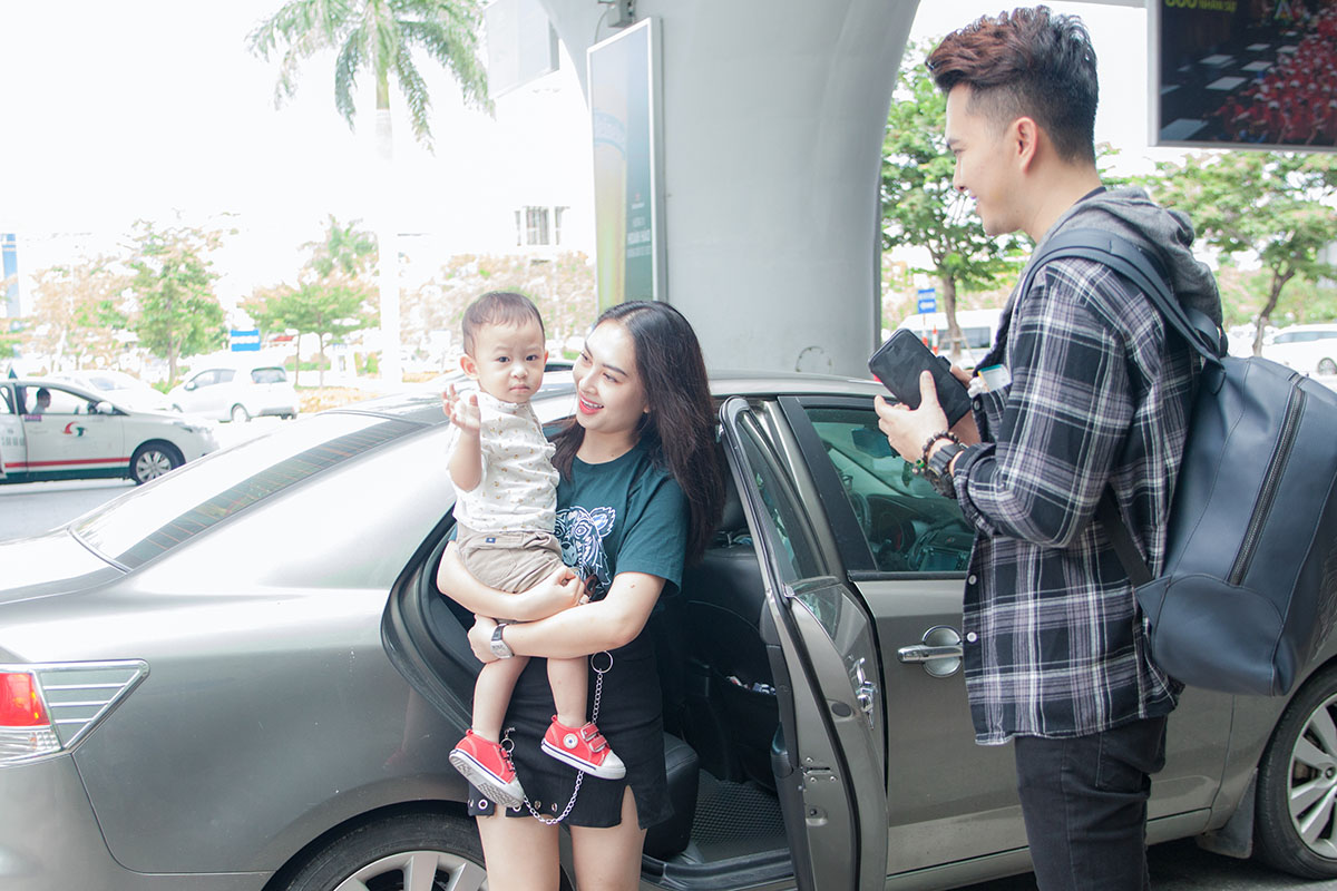 Con trai hơn 1 tuổi quấn Nam Cường như hình với bóng ở sân bay Đà Nẵng
