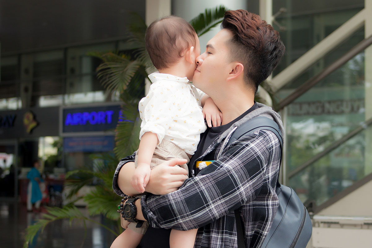 Con trai hơn 1 tuổi quấn Nam Cường như hình với bóng ở sân bay Đà Nẵng