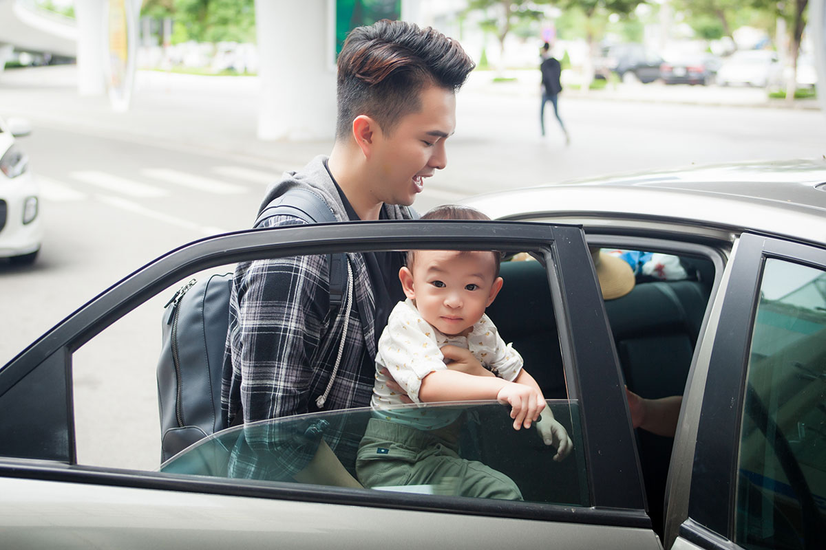 Con trai hơn 1 tuổi quấn Nam Cường như hình với bóng ở sân bay Đà Nẵng