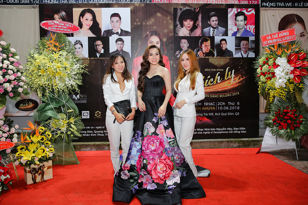 Hàng trăm khán giả từ Bình Dương, Đồng Nai, Vũng Tàu đến chúc mừng Bích Ly trong mini liveshow
