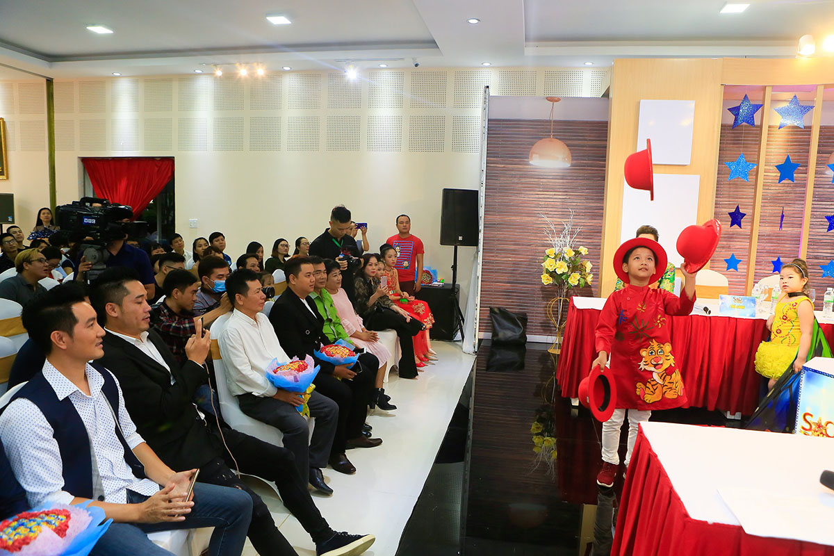 Xúc động khi Hồng Vân khóc nhớ cố nghệ sĩ Khánh Nam trong họp báo 'Sao Nối Ngôi Nhí'