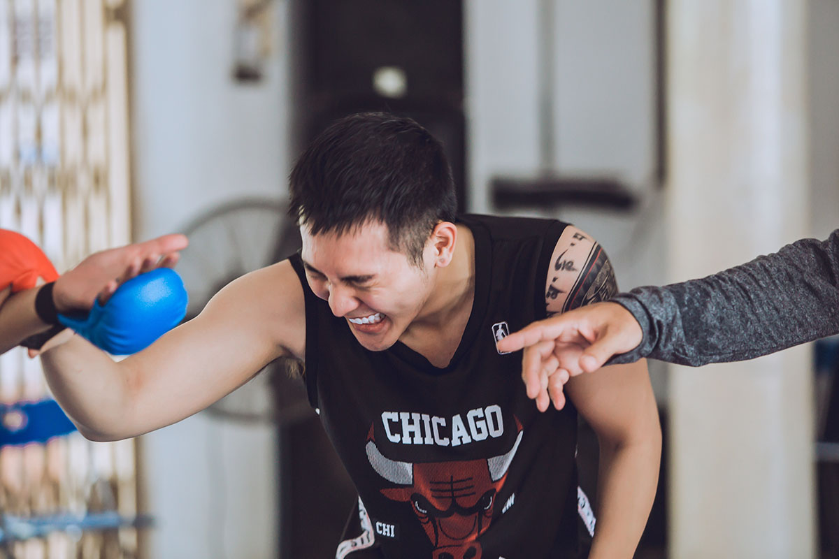 Lo lắng cho dự án phim đầu tay, Đăng Khoa mướt mồ hôi trên sàn tập võ