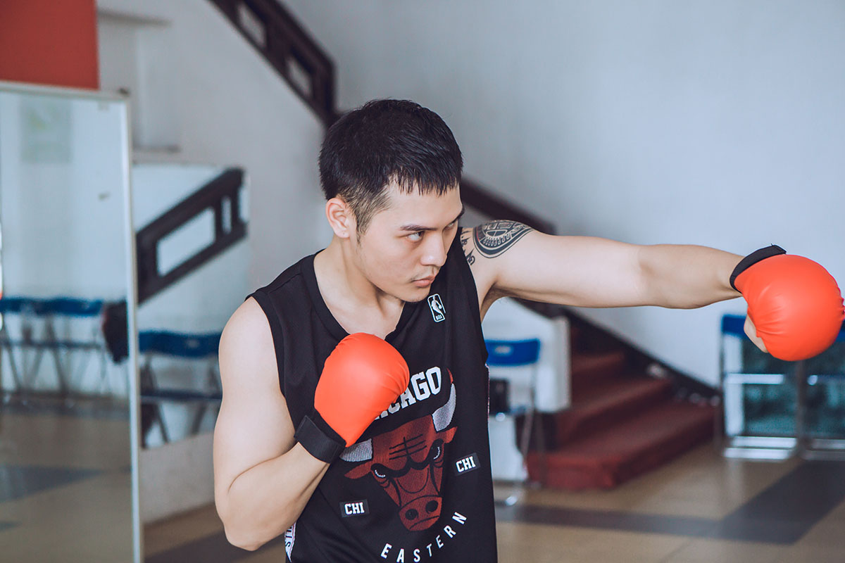 Lo lắng cho dự án phim đầu tay, Đăng Khoa mướt mồ hôi trên sàn tập võ