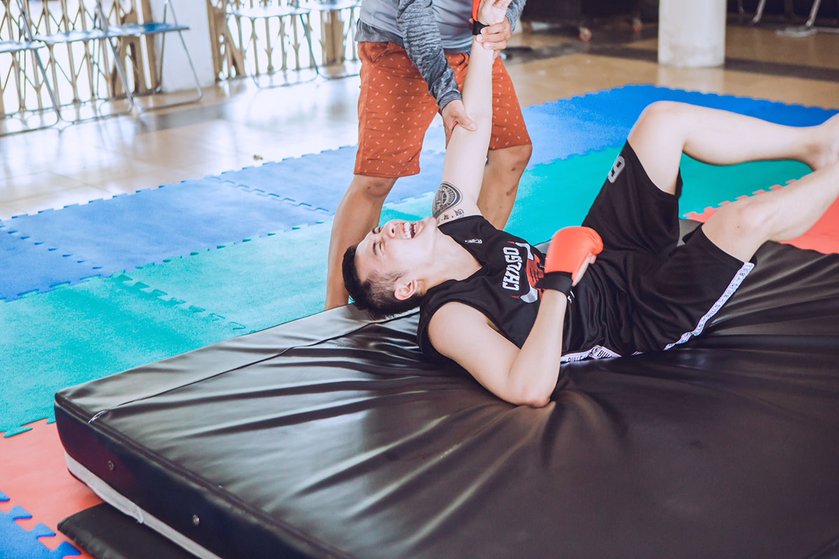 Lo lắng cho dự án phim đầu tay, Đăng Khoa mướt mồ hôi trên sàn tập võ