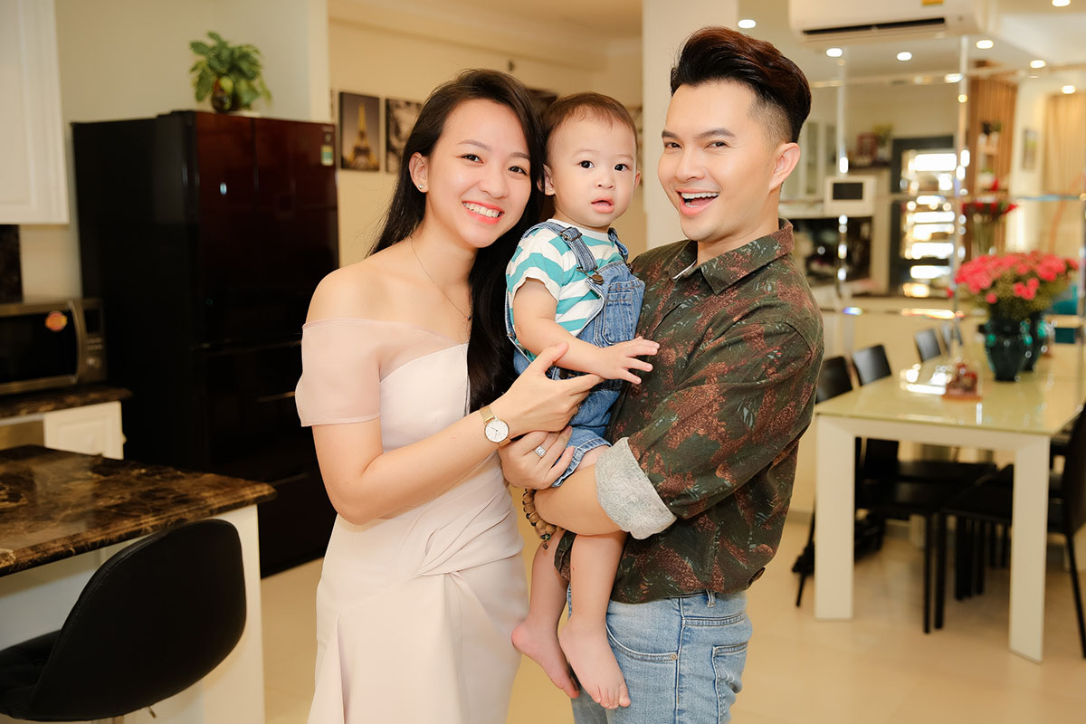 Đằng sau đèn màu sân khấu, cuộc sống bình yên của Nam Cường khiến nhiều người ngưỡng mộ