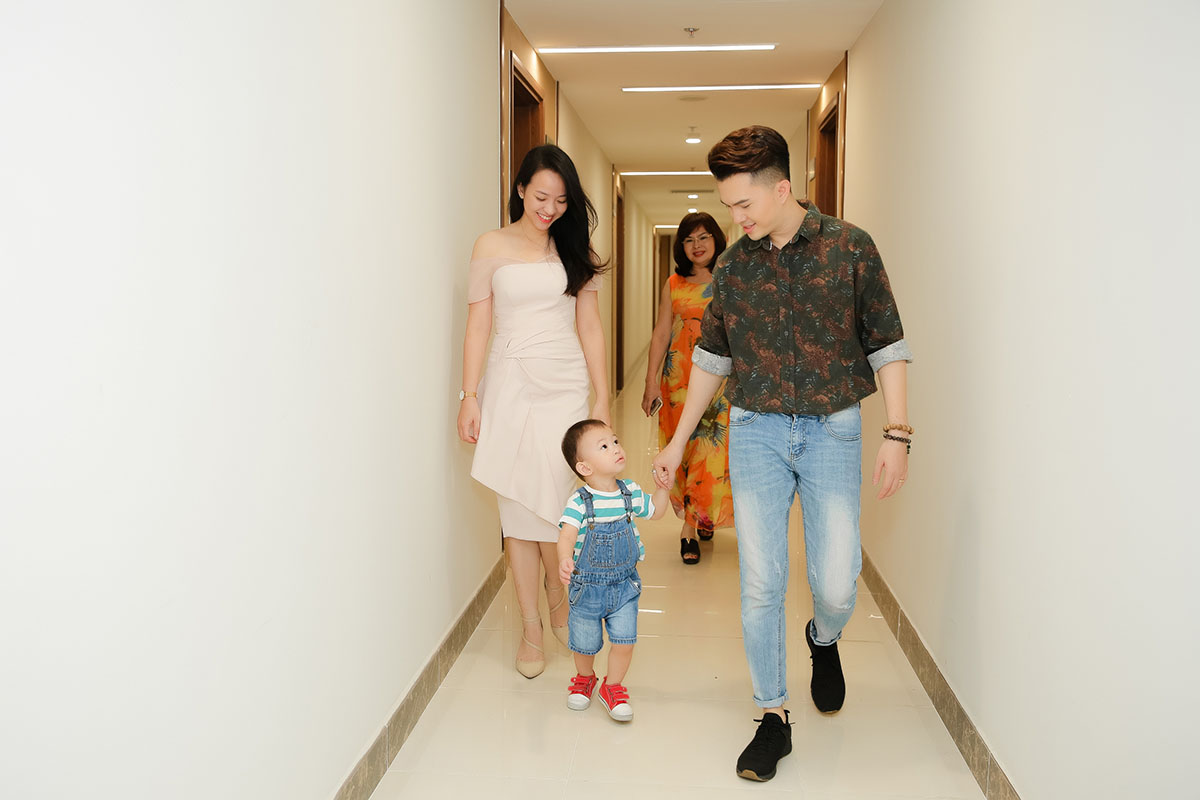 Đằng sau đèn màu sân khấu, cuộc sống bình yên của Nam Cường khiến nhiều người ngưỡng mộ