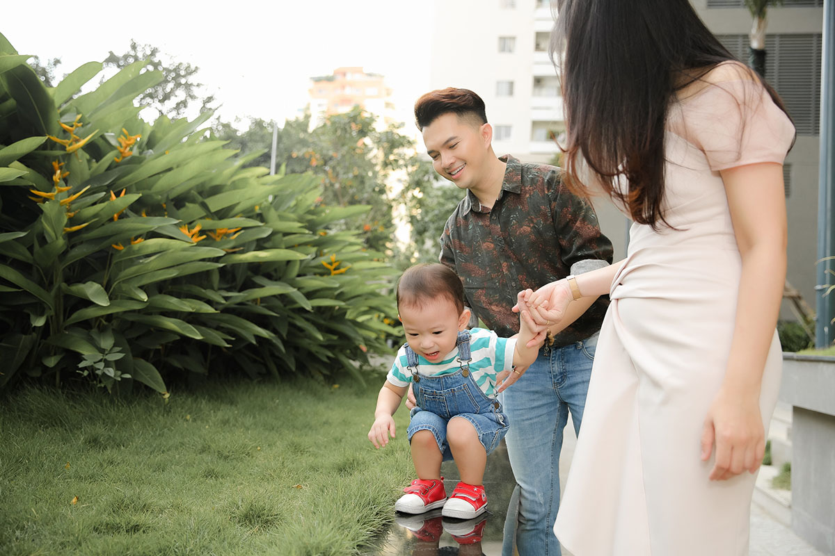 Đằng sau đèn màu sân khấu, cuộc sống bình yên của Nam Cường khiến nhiều người ngưỡng mộ