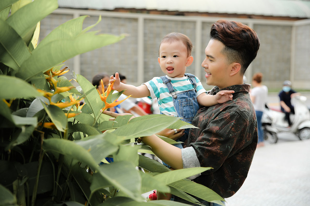 Đằng sau đèn màu sân khấu, cuộc sống bình yên của Nam Cường khiến nhiều người ngưỡng mộ