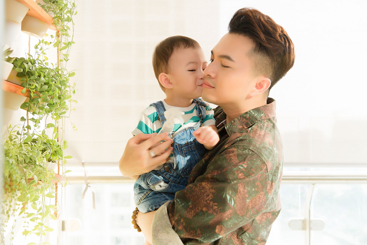 Đằng sau đèn màu sân khấu, cuộc sống bình yên của Nam Cường khiến nhiều người ngưỡng mộ