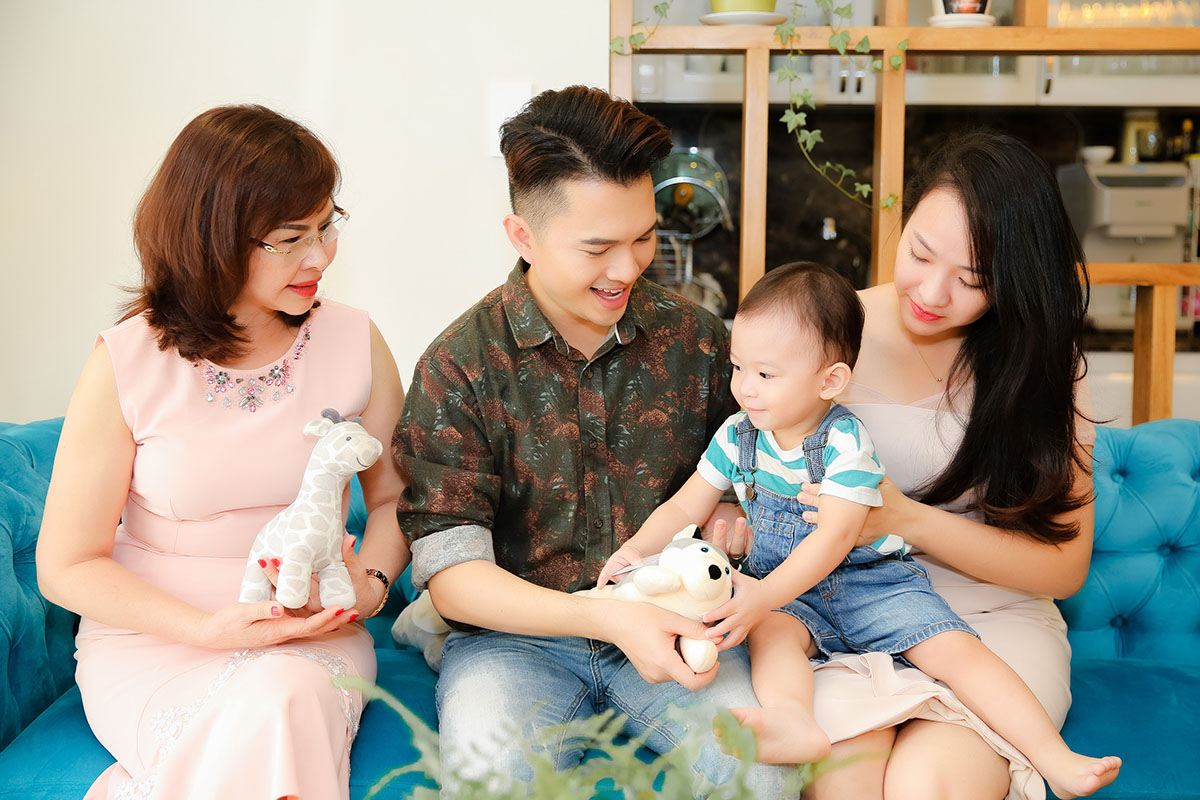 Đằng sau đèn màu sân khấu, cuộc sống bình yên của Nam Cường khiến nhiều người ngưỡng mộ