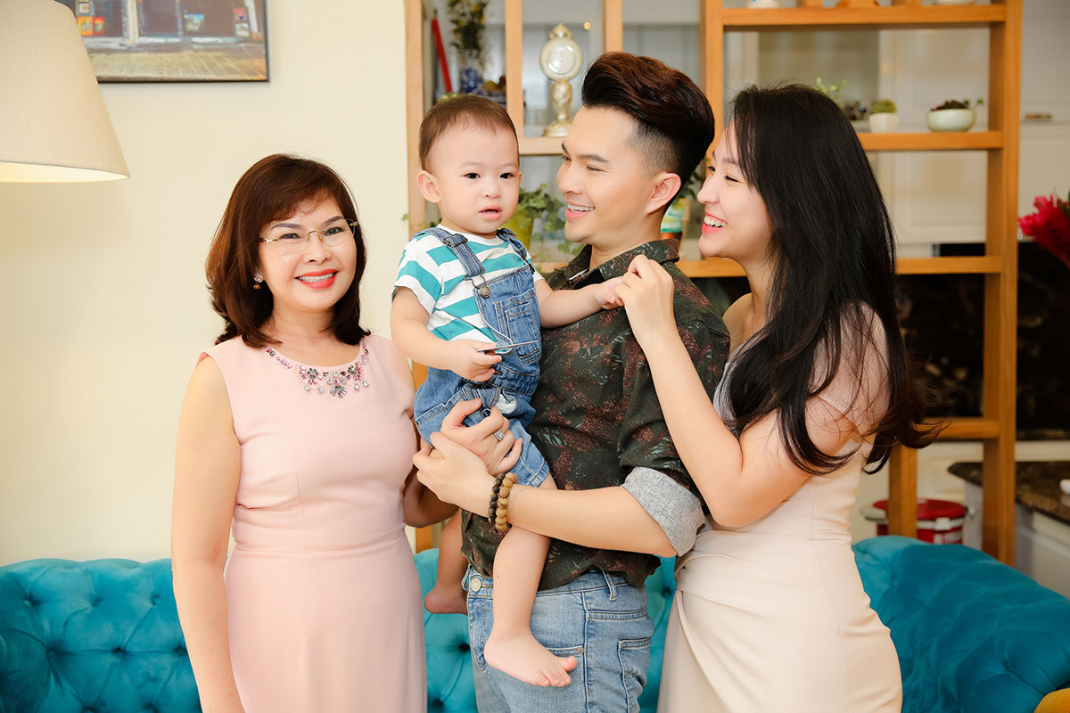 Đằng sau đèn màu sân khấu, cuộc sống bình yên của Nam Cường khiến nhiều người ngưỡng mộ