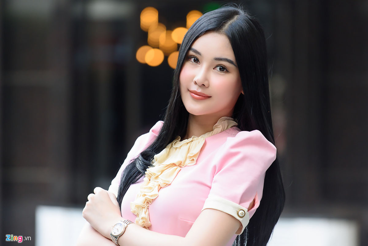 "Tôi vẫn còn thiếu tự tin khi ghi hình nên luyện tập nói trước gương mỗi ngày".